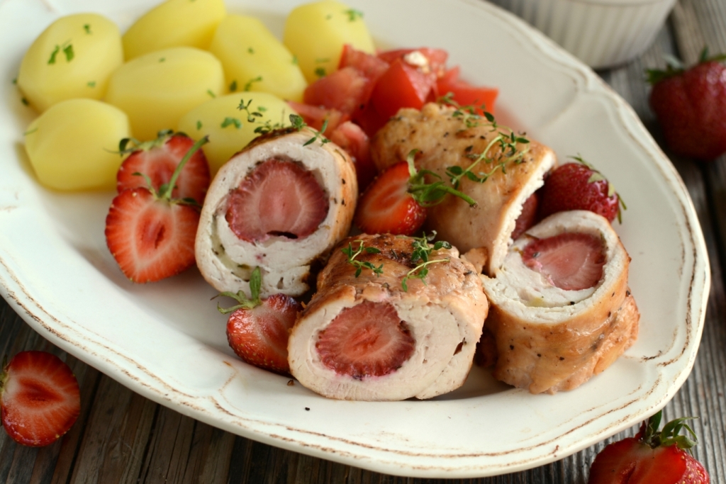 Roladki z truskawką i mozzarellą
