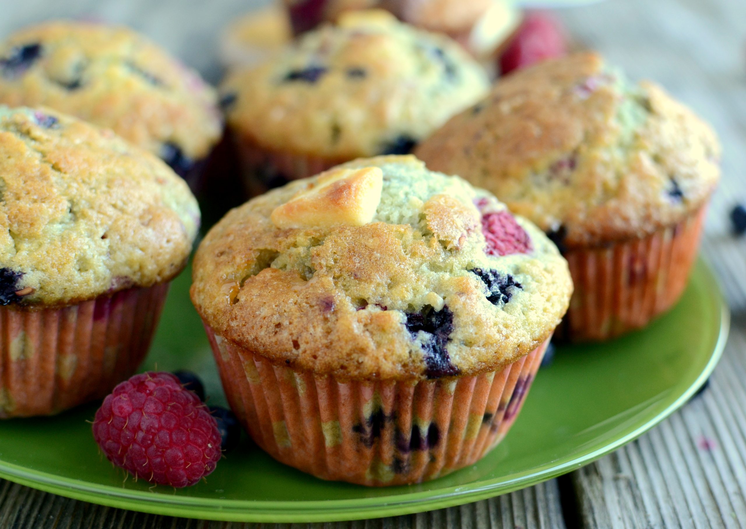 Muffinki z malinami, jagodami i białą czekoladą