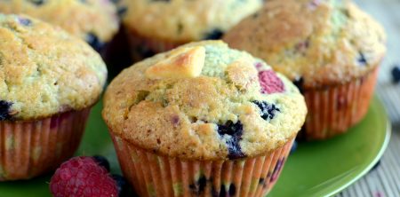 Muffinki z malinami, jagodami i białą czekoladą