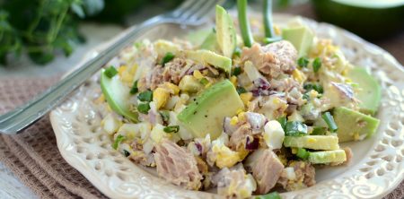 Sałatka z tuńczykiem i awokado