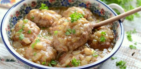 Kotlety mielone w sosie cebulowym z kminkiem