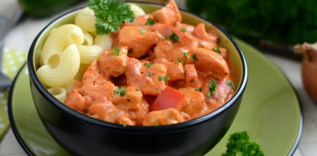 Kurczak w kremowym sosie pomidorowym z mascarpone z papryką