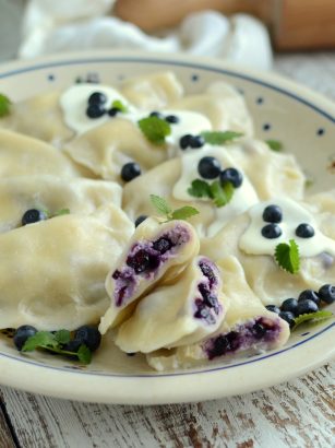 Pierogi z serem i jagodami
