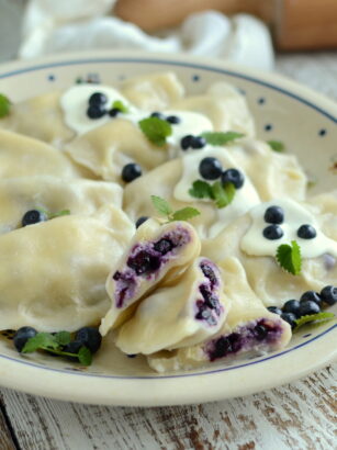Pierogi z serem i jagodami