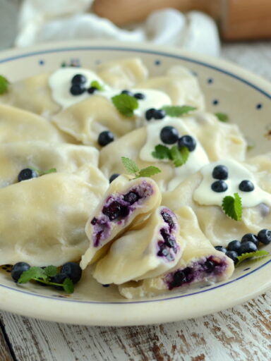 Pierogi z serem i jagodami
