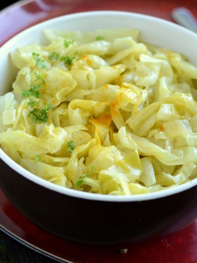 Młoda kapusta w stylu orientalnym