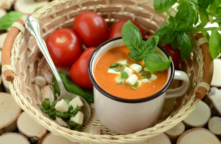 Krem z pomidorów z mozzarellą ala caprese