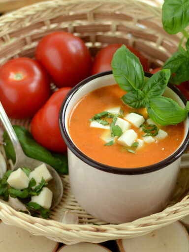 Krem z pomidorów z mozzarellą ala caprese