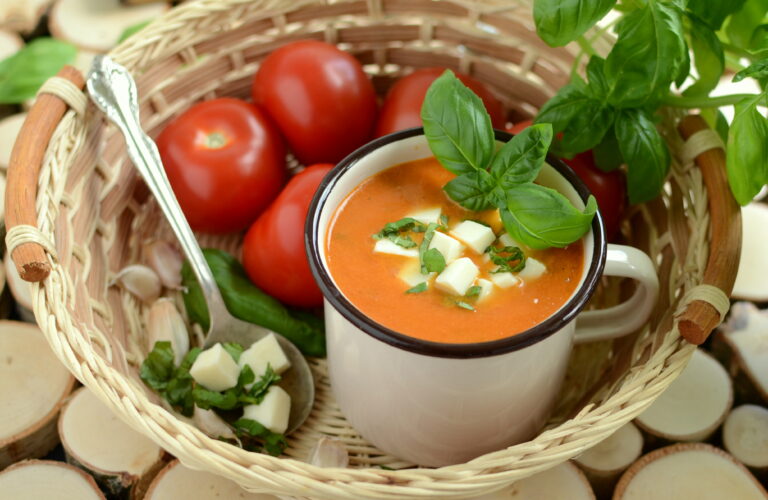 Krem z pomidorów z mozzarellą ala caprese