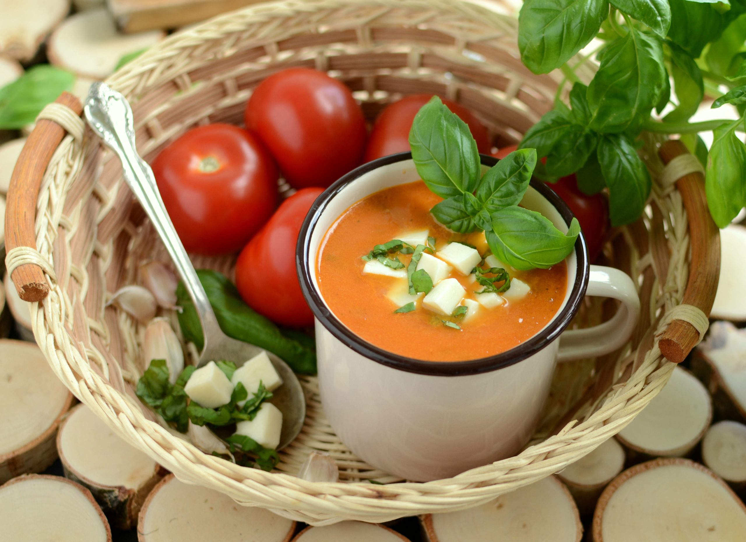 Krem z pomidorów z mozzarellą ala caprese