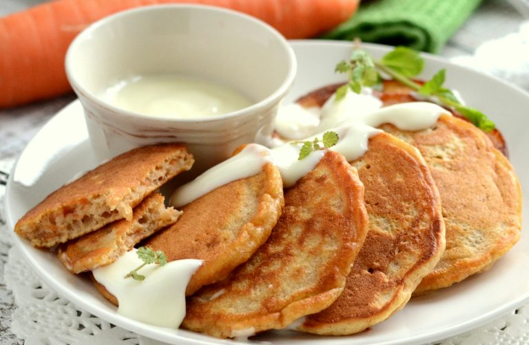 Karotki z sosem serowym