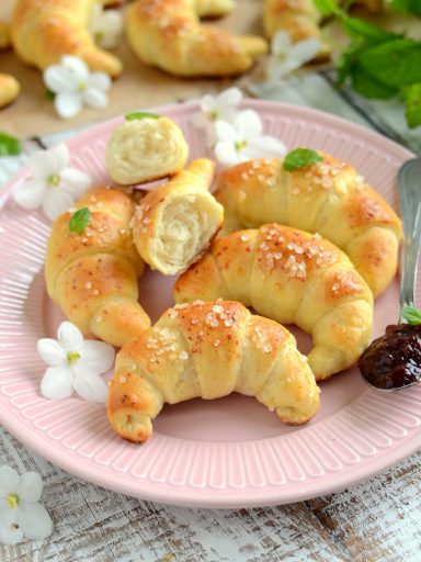 Rogaliki drożdżowe na serku wiejskim