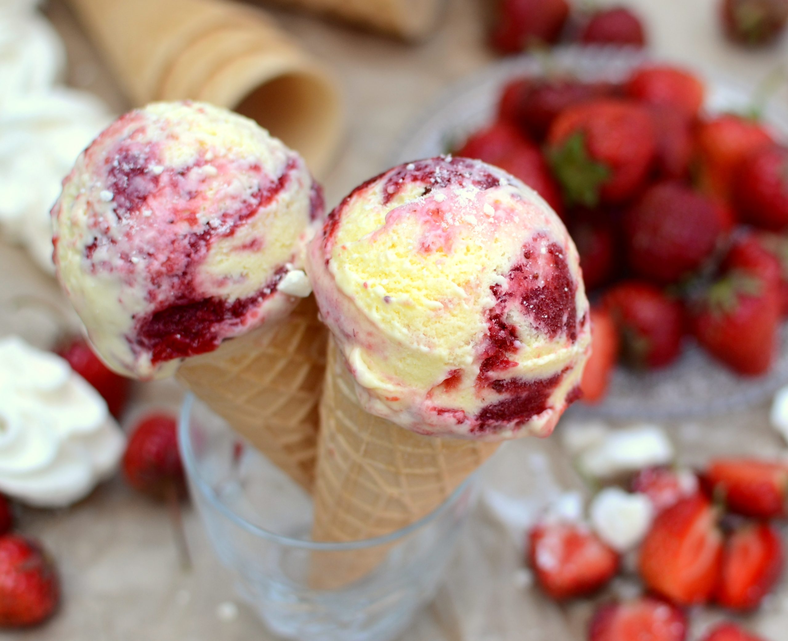 Lody o smaku truskawkowego eton mess