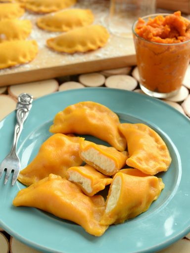 Dyniowe pierogi z serem