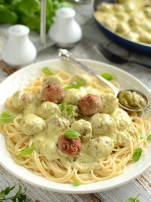 Spaghetti z pulpecikami drobiowymi w sosie z pesto
