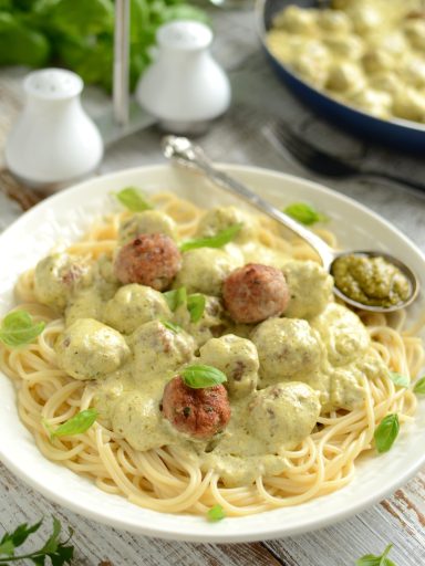 Spaghetti z pulpecikami drobiowymi w sosie z pesto