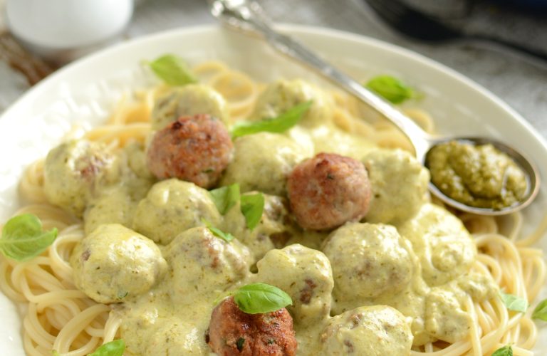 Spaghetti z pulpecikami drobiowymi w sosie z pesto