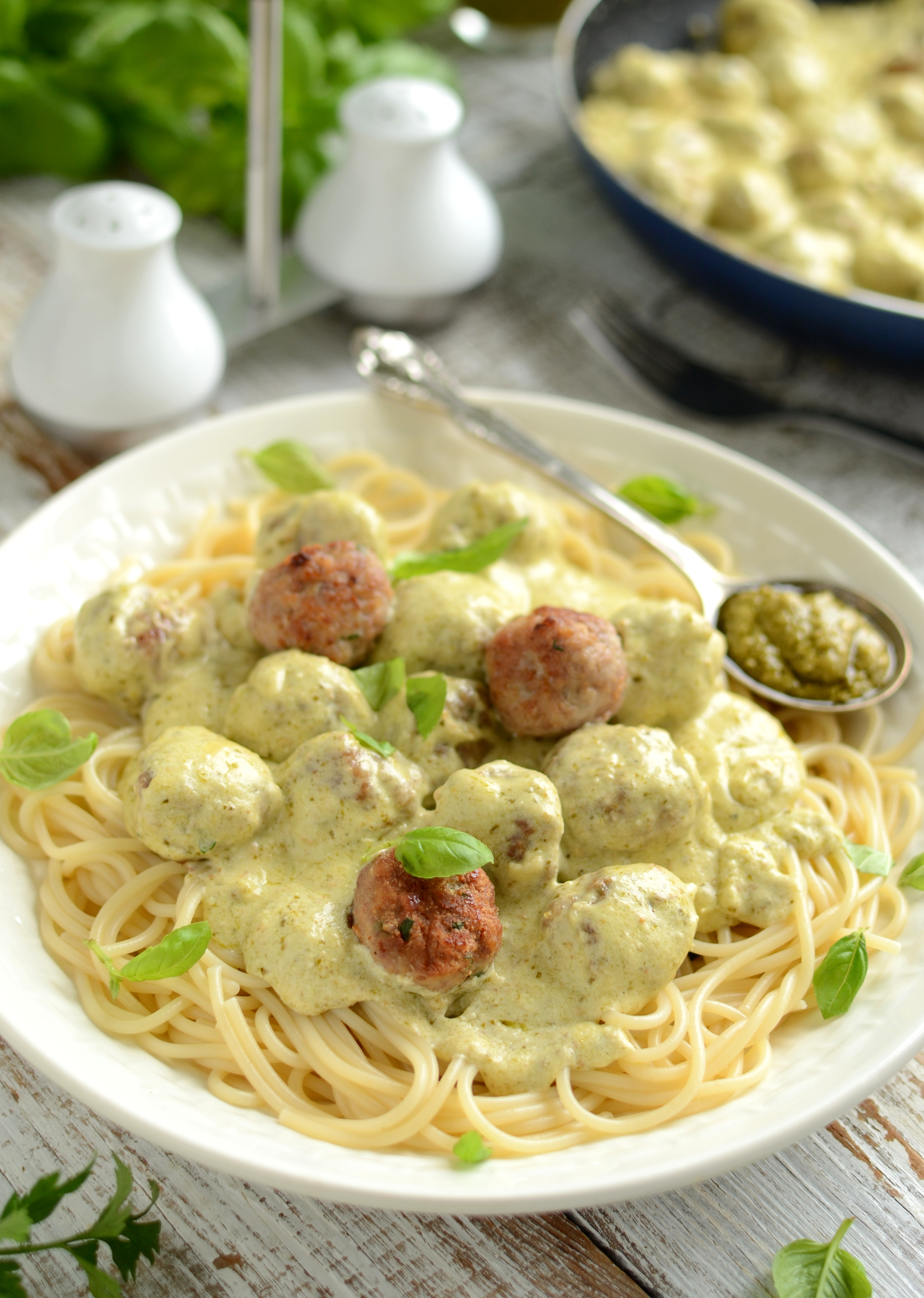 Spaghetti z pulpecikami drobiowymi w sosie z pesto