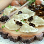 Małopolskie pierogi z suszoną śliwką, rodzynkami i sosem cynamonowym