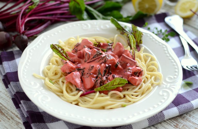 Spaghetti z kremowym sosem botwinkowym i kurczakiem