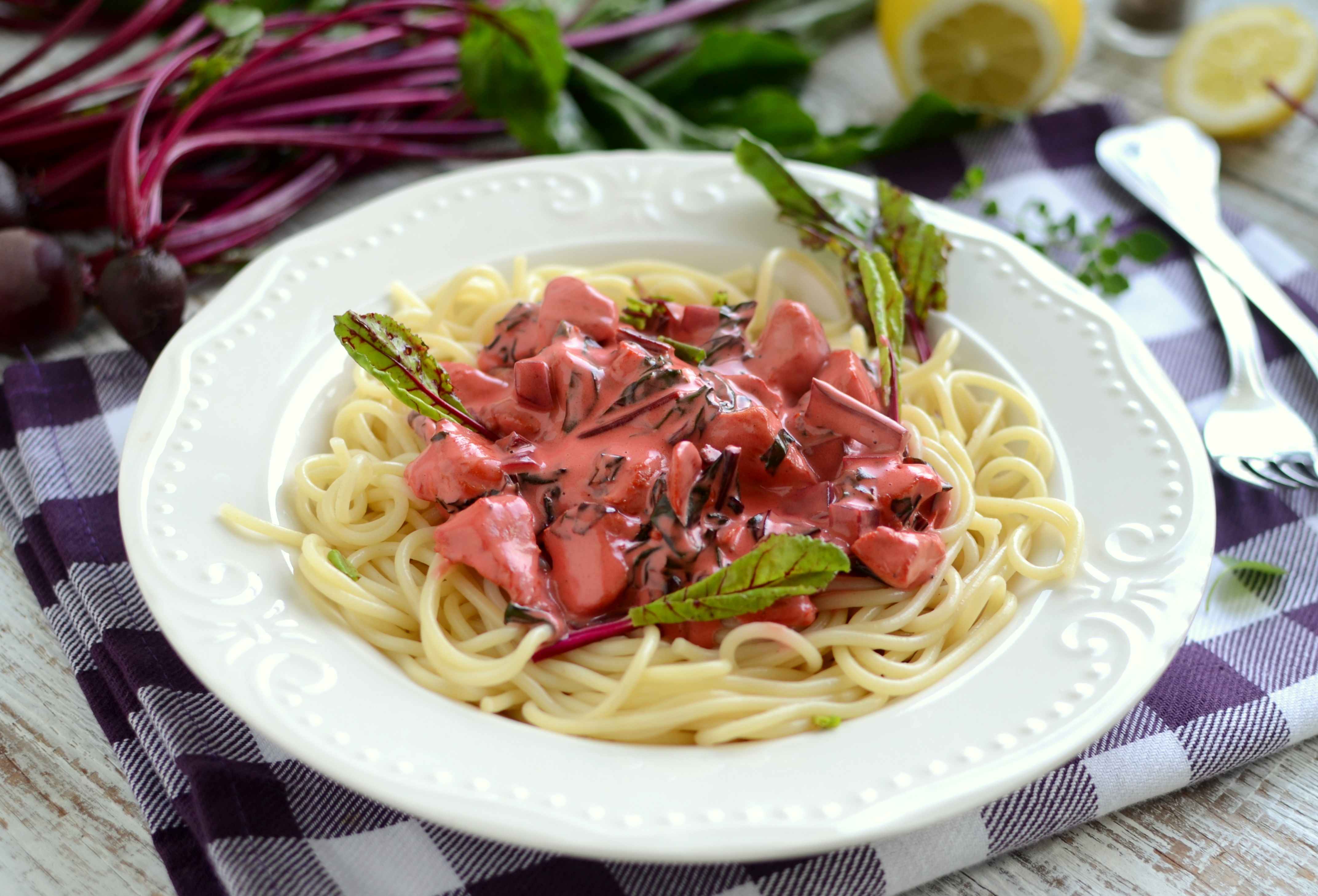 Spaghetti z kremowym sosem botwinkowym i kurczakiem