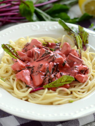 Spaghetti z kremowym sosem botwinkowym i kurczakiem