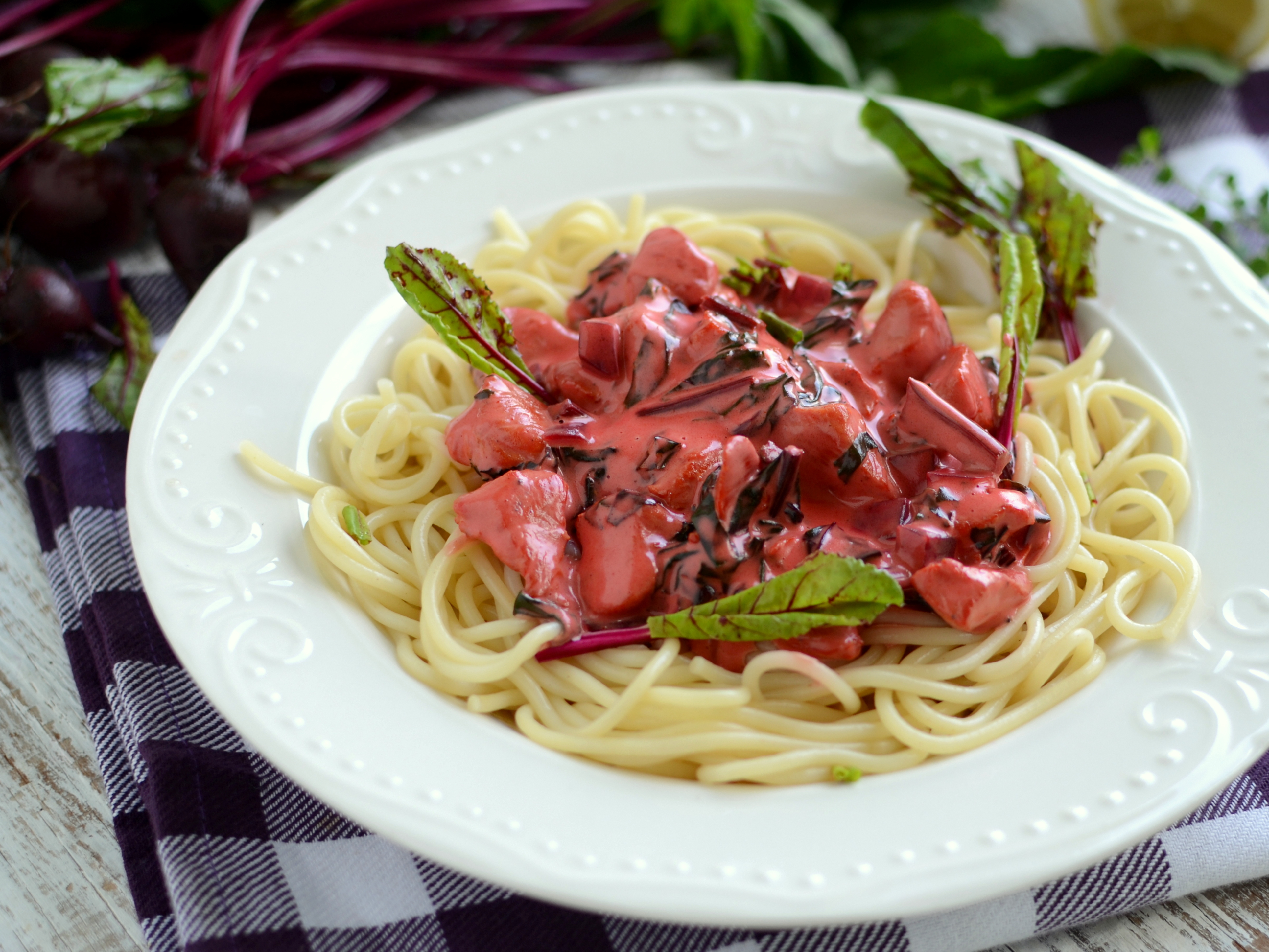 Spaghetti z kremowym sosem botwinkowym i kurczakiem