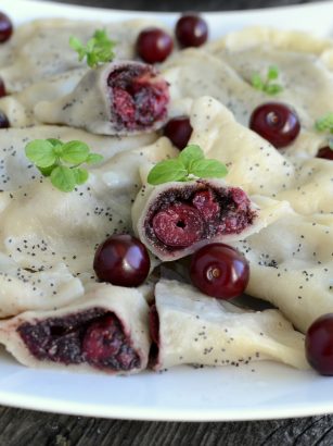 Pierogi z makiem i wiśniami