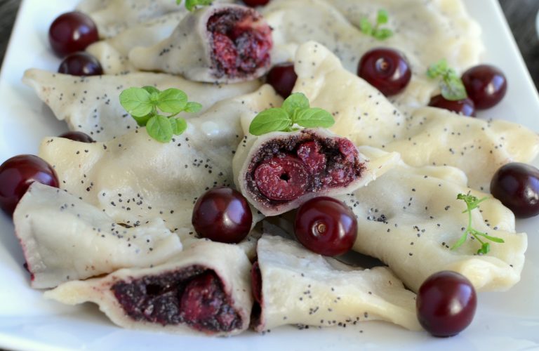 Pierogi z makiem i wiśniami