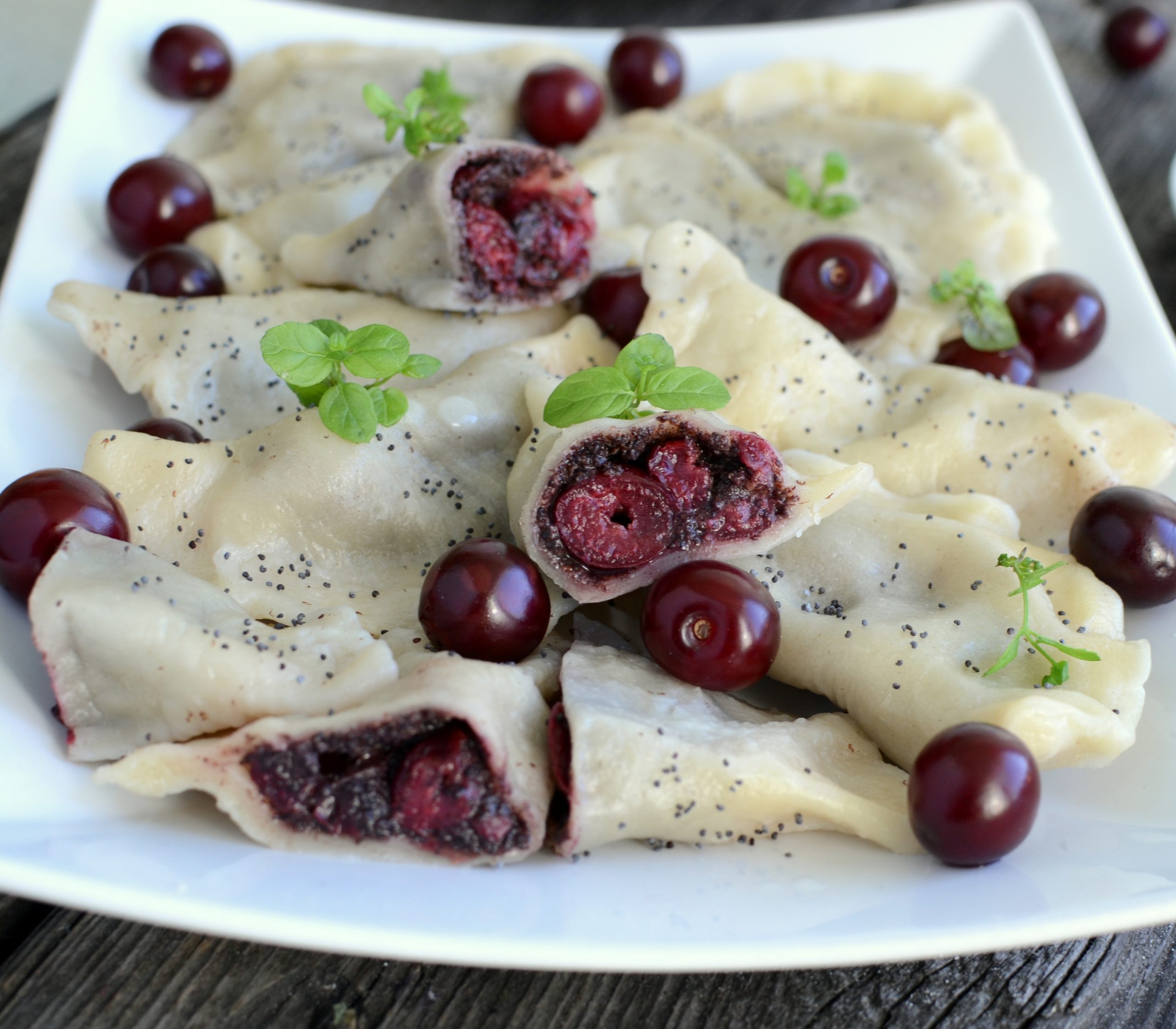 Pierogi z makiem i wiśniami