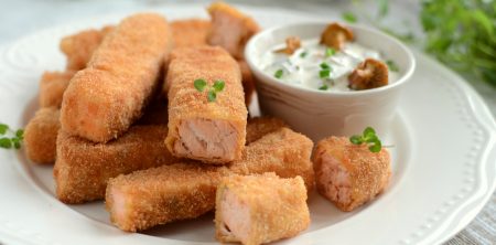 Paluszki z łososia z sosem tatarskim z marynowanymi kurkami