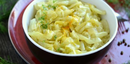 Młoda kapusta w stylu orientalnym