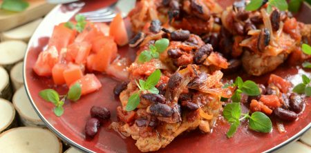 Podudzia z kurczaka pieczone z fasolą i pomidorami