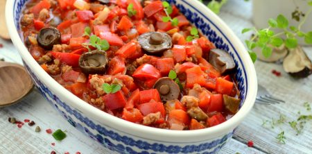 Paprykowa potrawka z grzybami leśnymi i mięsem