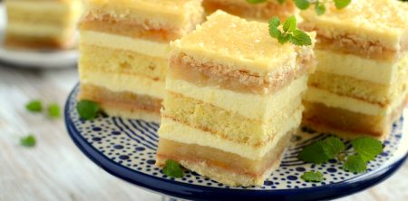 Torcik szarlotkowy z kremem waniliowym