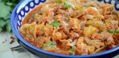 Pomidorowa potrawka z kapusty i mięsa mielonego