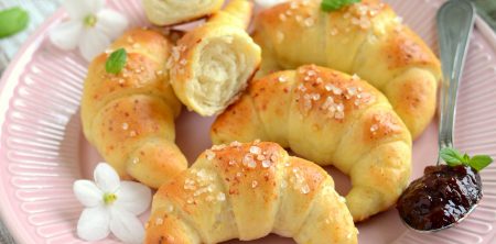 Rogaliki drożdżowe na serku wiejskim