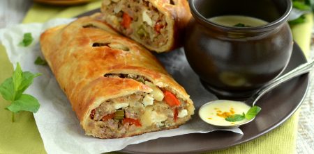 Orientalny zawijaniec z mięsem mielonym i fetą