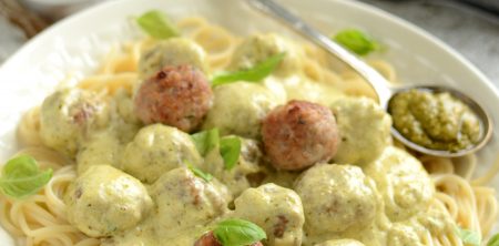 Spaghetti z pulpecikami drobiowymi w sosie z pesto