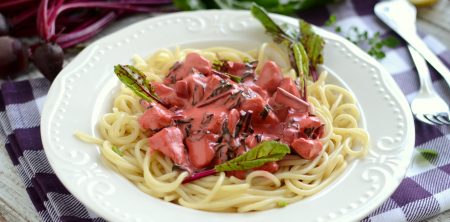 Spaghetti z kremowym sosem botwinkowym i kurczakiem