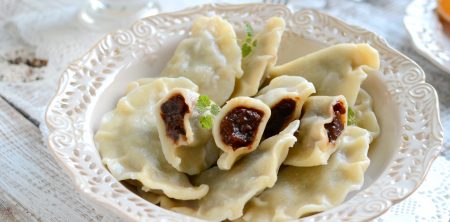 Małopolskie pierogi z suszoną śliwką, rodzynkami i sosem cynamonowym