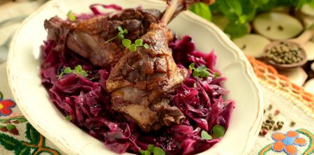 Kaczka w sosie pomarańczowo-miodowym na czerwonej kapuście