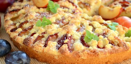 Ucierane ciasto z renklodami i kruszonką