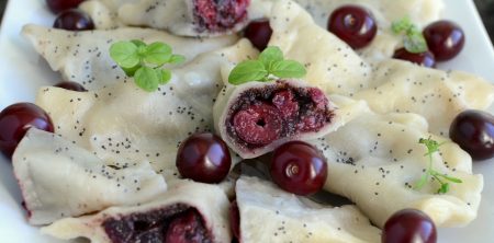 Pierogi z makiem i wiśniami