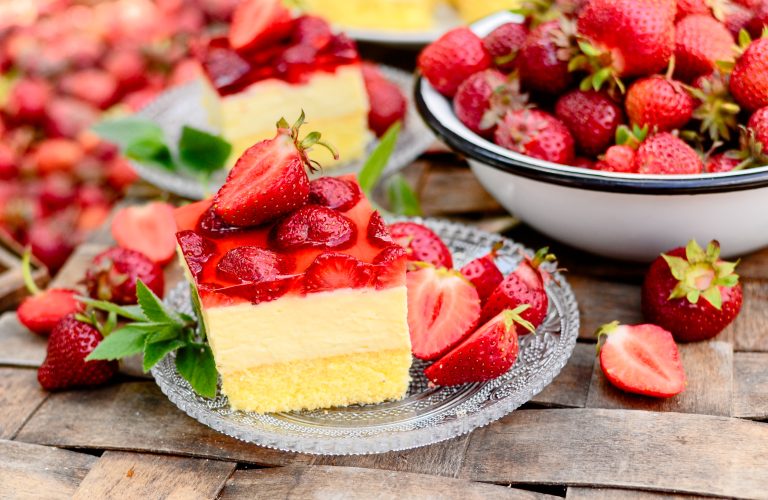 Ciasto z kremem budyniowym, truskawkami i galaretką