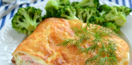 Lohipiirakka – łosoś pieczony w cieście francuskim z ryżem po fińsku