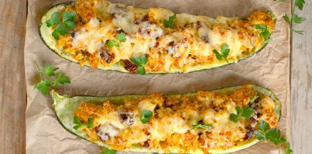 Cukinia faszerowana kaszą jaglaną, indykiem i suszonymi pomidorami