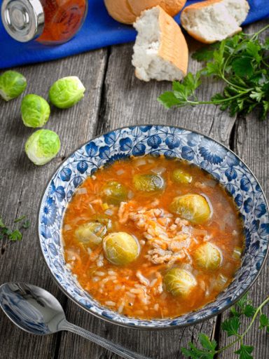 Zupa z brukselką, mięsem mielonym i ryżem