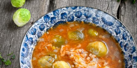 Zupa z brukselką, mięsem mielonym i ryżem