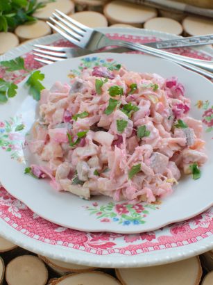 Sałatka ziemniaczana ze śledziem i kiszoną kapustą